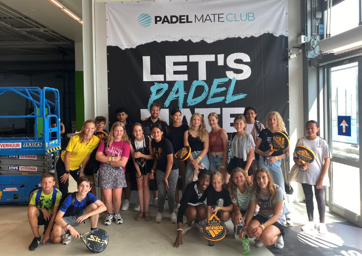 Een groepsfoto van kinderen die hebben meegedaan aan een padeltoernooi bij Padel Mate Club in Amstelveen
