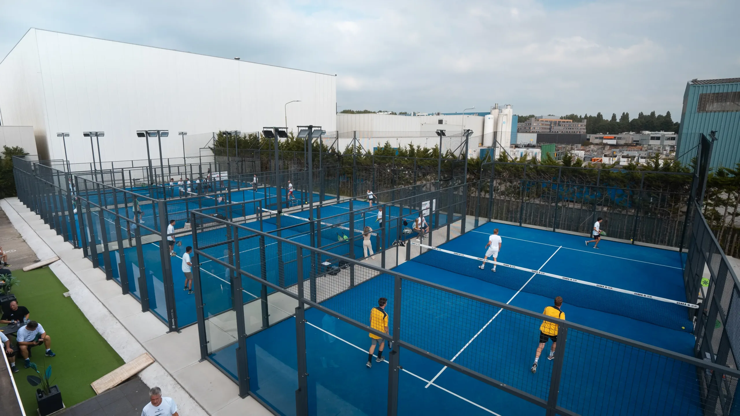 Photo from above of the padel courts during a padel tournament