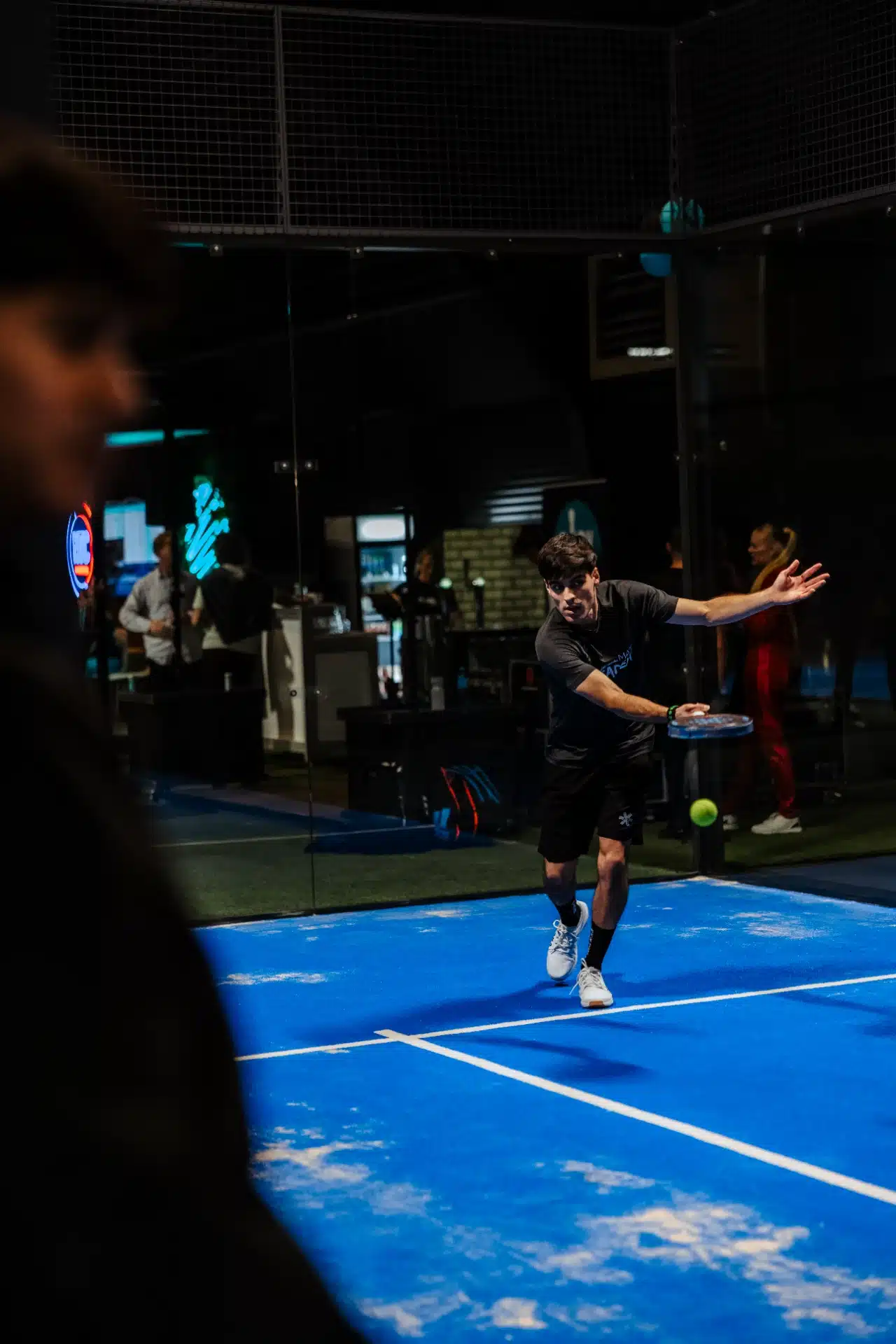 Padelspeler in actie