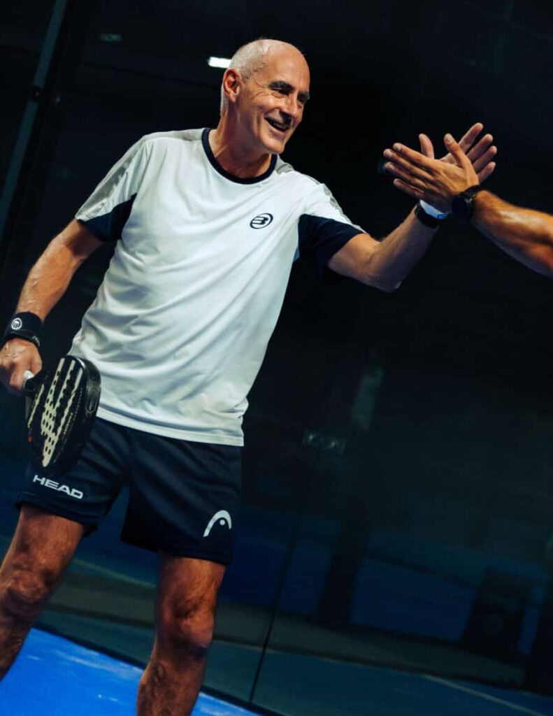 mannen high five na punten padel