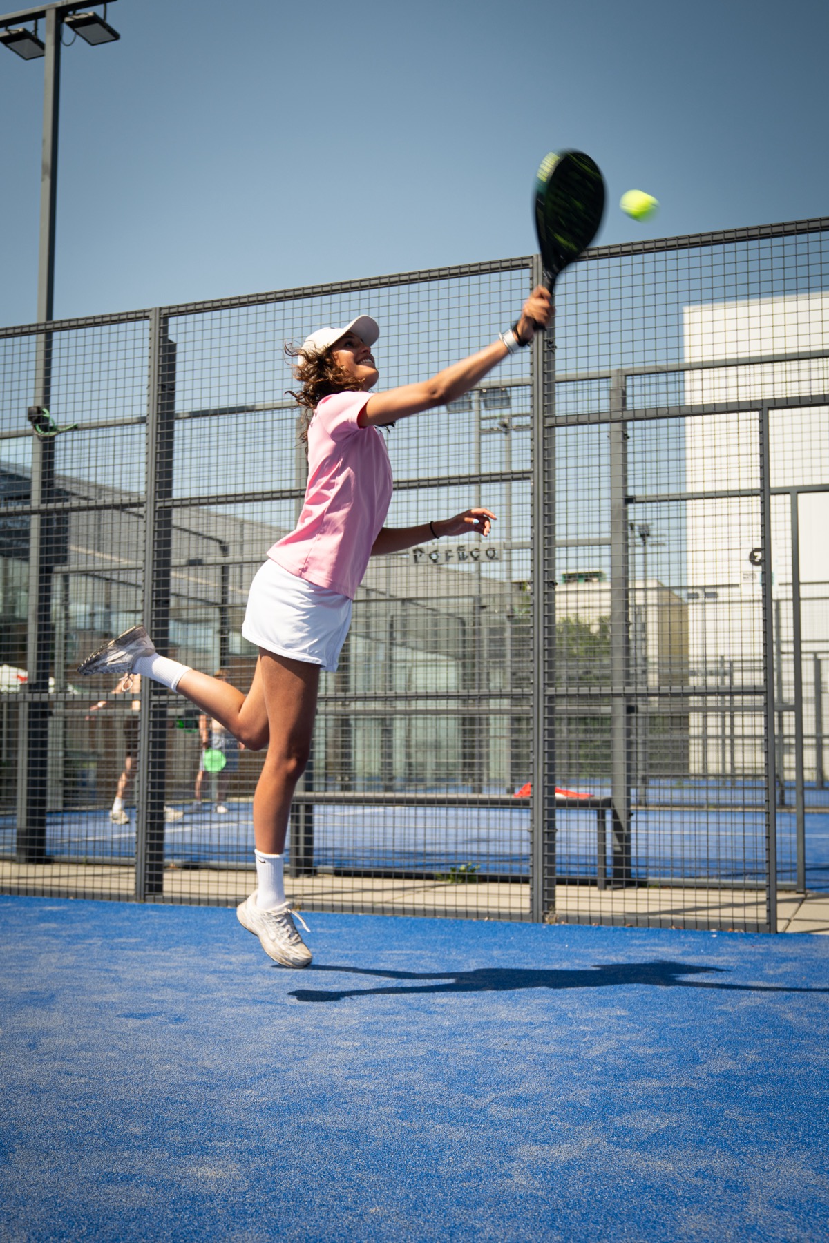 Student speelt padel bij Padel Mate Club Grutterij